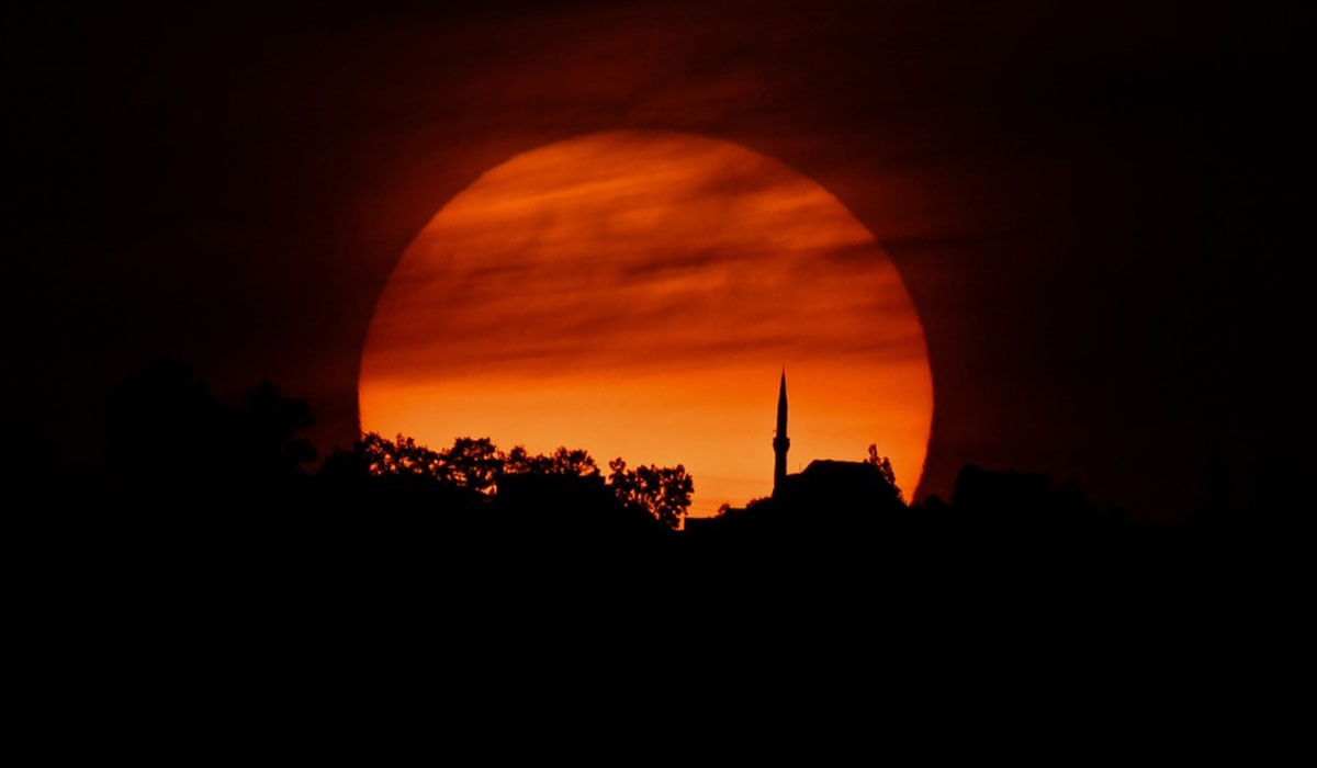 Total solar eclipse sweeps across Europe